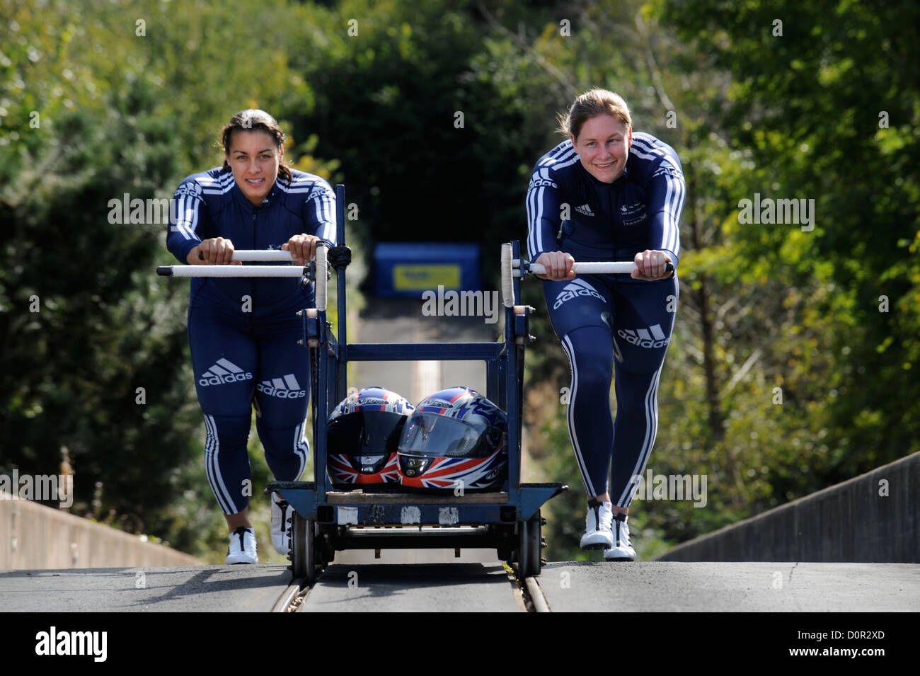 The Bobsleigh push-inizio pratica via presso l Università di Bath corsi sportivi village REGNO UNITO Foto Stock