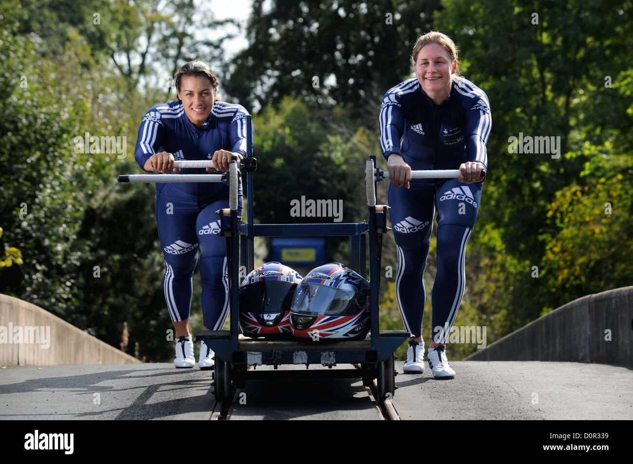 The Bobsleigh push-inizio pratica via presso l Università di Bath corsi sportivi village REGNO UNITO Foto Stock