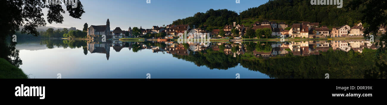 Il fiume Dordogne a Beaulieu sur Dordogne, Corrèze, Limousin, Francia Foto Stock