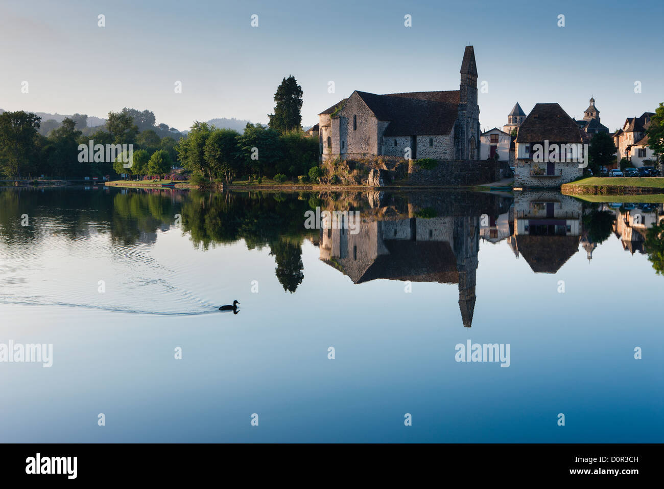 Il fiume Dordogne a Beaulieu sur Dordogne, Corrèze, Limousin, Francia Foto Stock