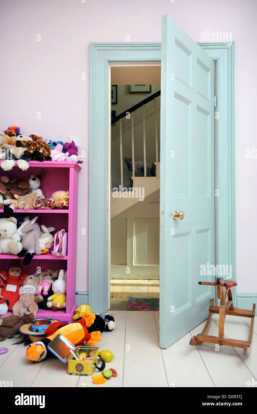 Una porta socchiusa in una sala giochi di childs REGNO UNITO Foto Stock
