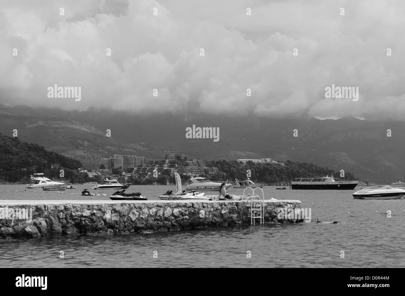 [Bianco e nero] [mare adriatico] Budva barca sulla spiaggia Foto Stock