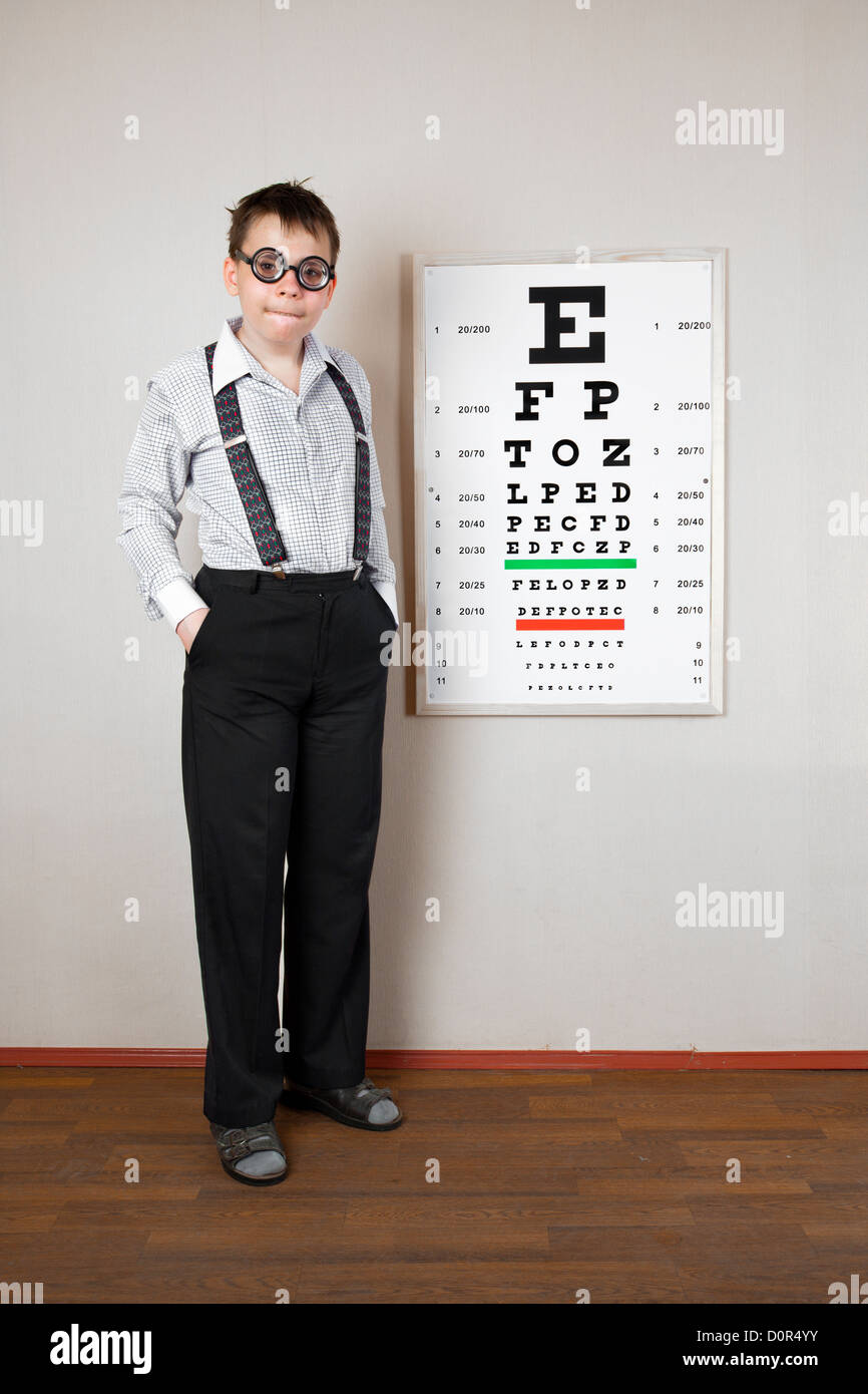 Persona che indossa occhiali in un ufficio presso il medico Foto Stock