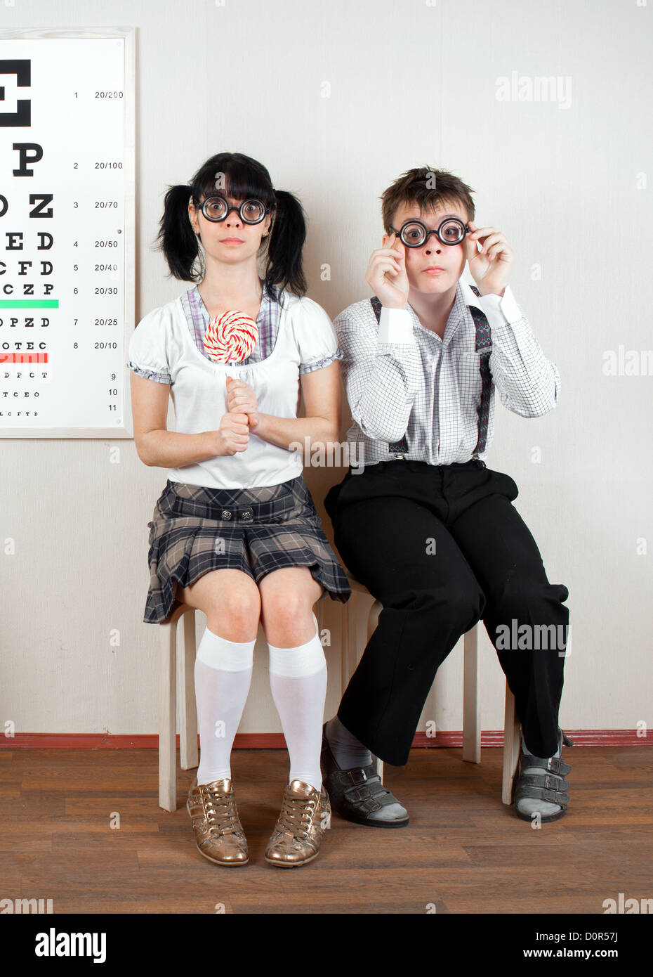 Due persone che indossano occhiali in un ufficio presso il medico Foto Stock