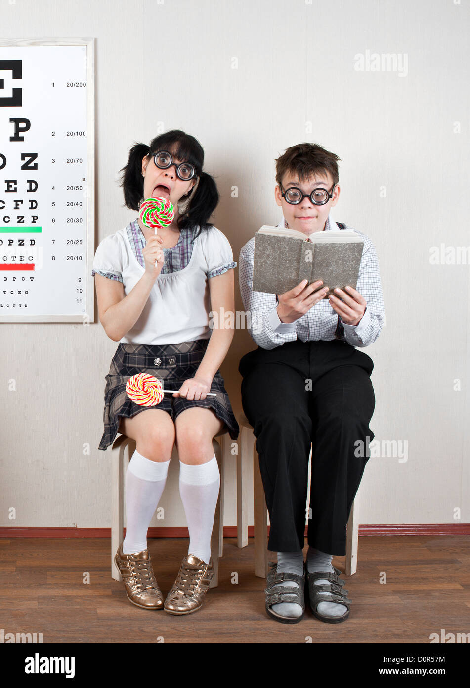 Due persone che indossano occhiali in un ufficio presso il medico Foto Stock