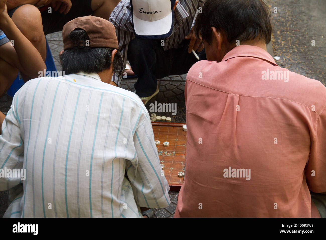Gli uomini la riproduzione di gioco di bordo in Ho Chi Minh City Vietnam. Foto Stock