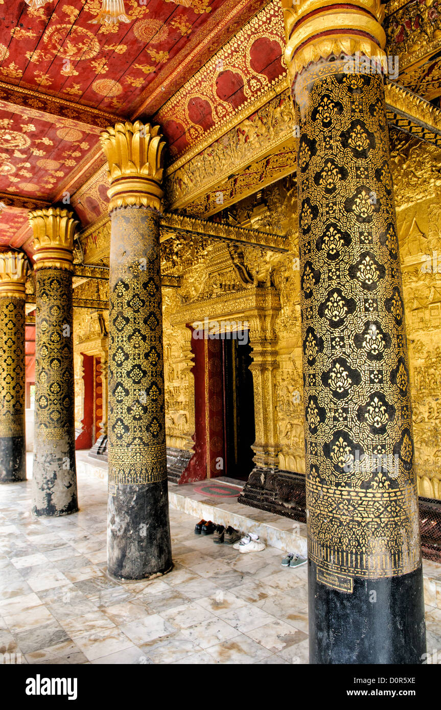 LUANG Prabang, Laos - colonne al di fuori di Wat Mai Suwannaphumaham. Wat mai (o Wat maggio), come spesso è noto, è un tempio buddista a Luang Prabang, Laos, situato nei pressi del Royal Palace Museum. È stato costruito nel XVIII secolo ed è uno dei più riccamente decorate Wats in Luang Prabang. Foto Stock