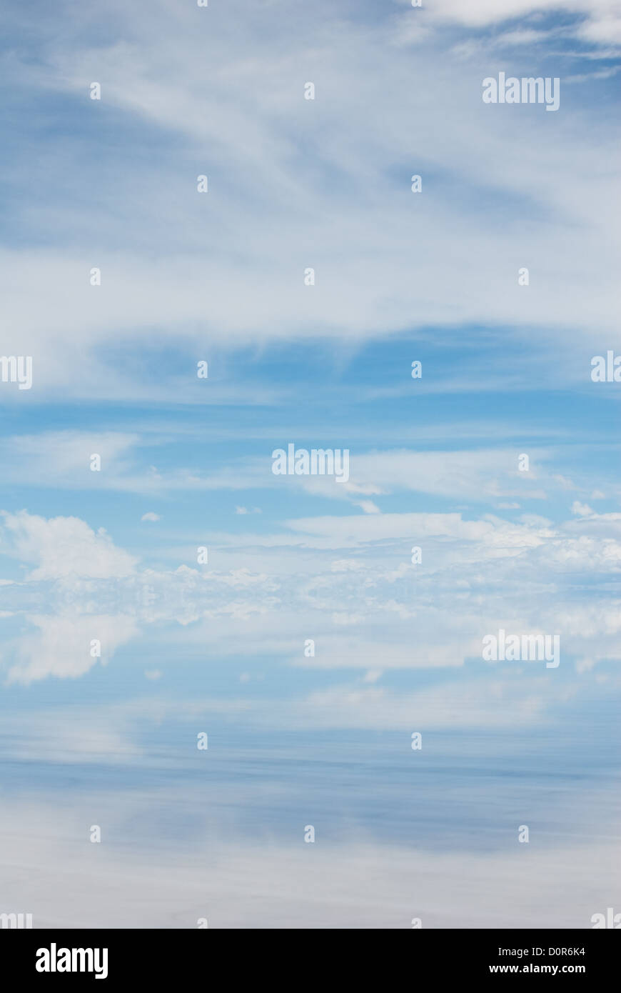 Nuvoloso cielo blu che riflette nell'acqua Foto Stock