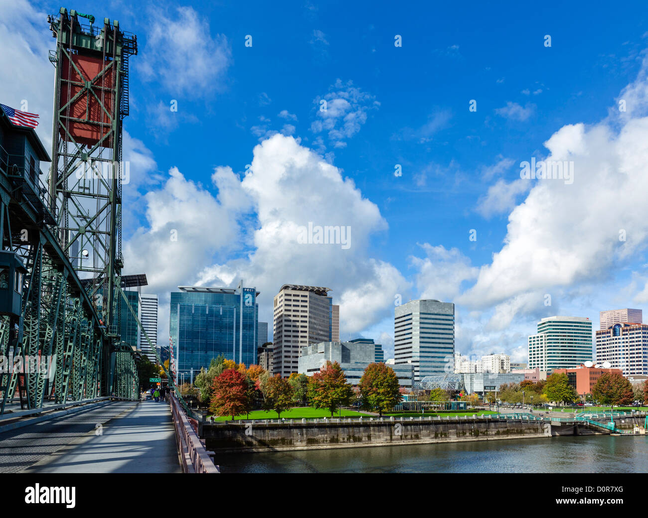 Lo skyline della città vista dal ponte di Hawthorne, Portland, Oregon, Stati Uniti d'America Foto Stock