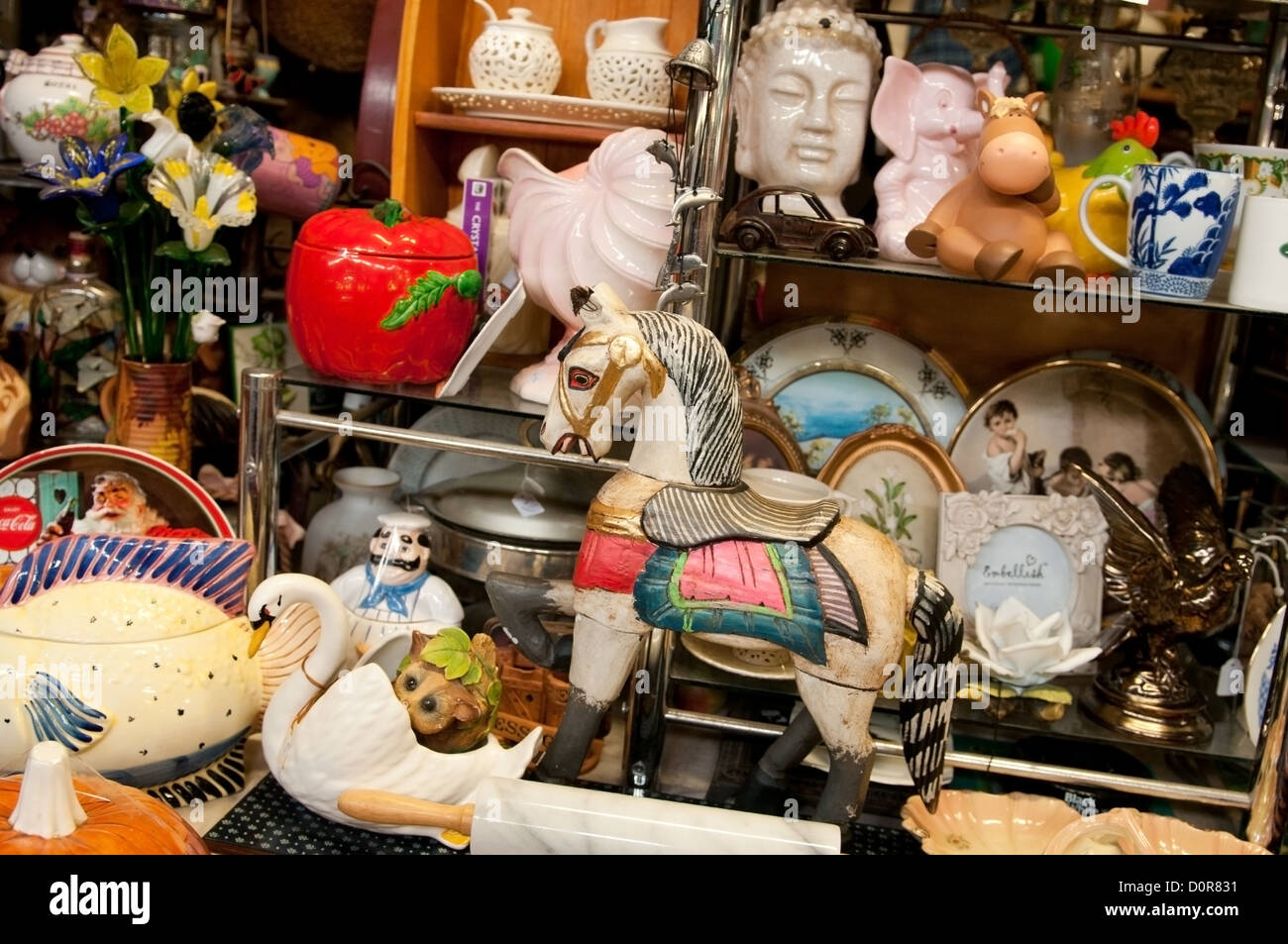 Varietà di ornamenti per la vendita su un mercato Foto Stock