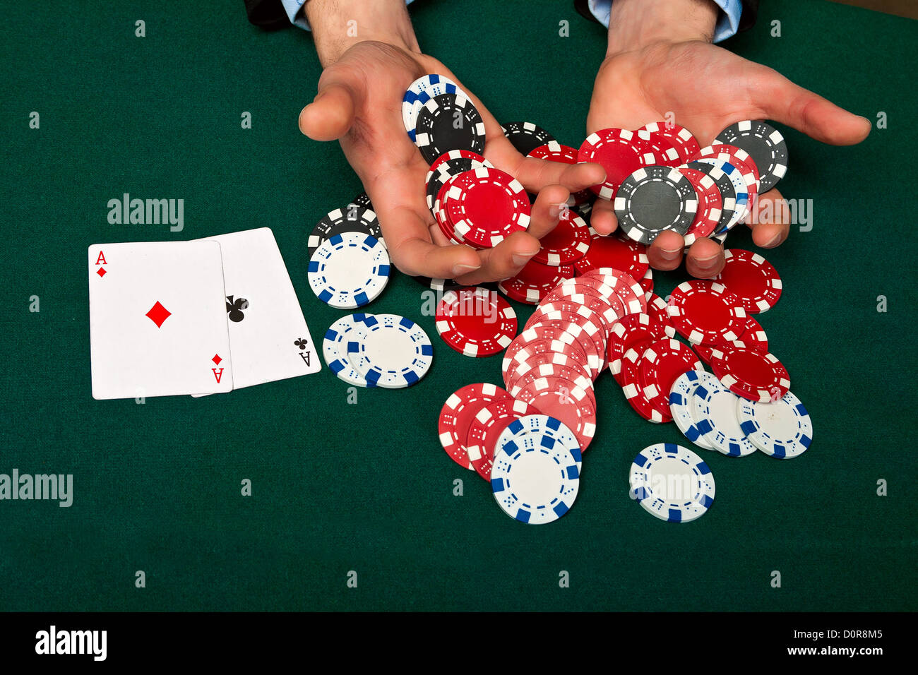 Giocatore con carte e chips. Foto Stock