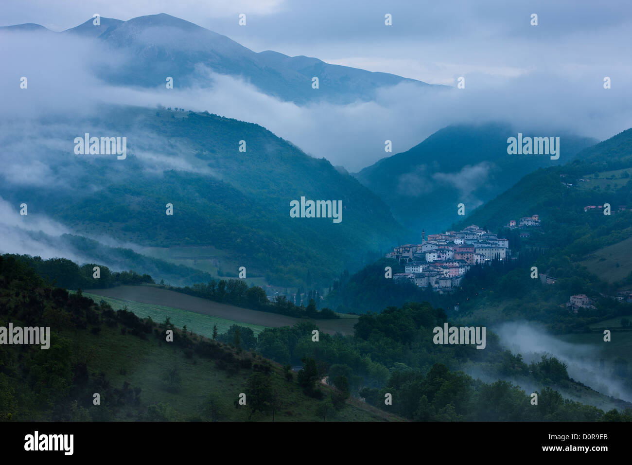 Preci e la Valnerina all'alba con le montagne dei Monti Sibillini al di là, Umbria, Italia Foto Stock