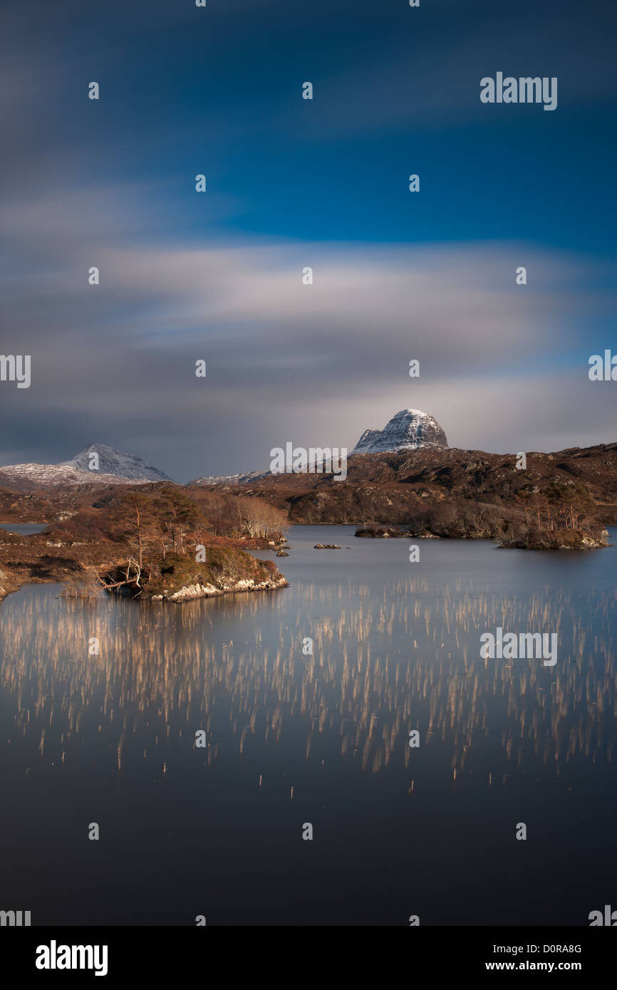 Loch Druim Suardalain con Mts Canisp & Suilven spolverato di neve Sutherland, Scozia Foto Stock