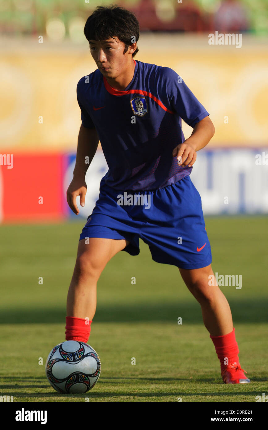 Un giocatore sudcoreano si scalda prima di una partita dei quarti di finale della Coppa del mondo FIFA U-20 contro il Ghana allo stadio Mubarak il 9 ottobre 2009 a Suez, in Egitto. Solo per uso editoriale. Nessuna spinta all'utilizzo dei dispositivi mobili. Uso commerciale vietato. Foto Stock Un giocatore sudcoreano si scalda prima di una partita dei quarti di finale della Coppa del mondo FIFA U-20 contro il Ghana allo stadio Mubarak il 9 ottobre 2009 a Suez, in Egitto. Solo per uso editoriale. Nessuna spinta all'utilizzo dei dispositivi mobili. Uso commerciale vietato. Foto Stock