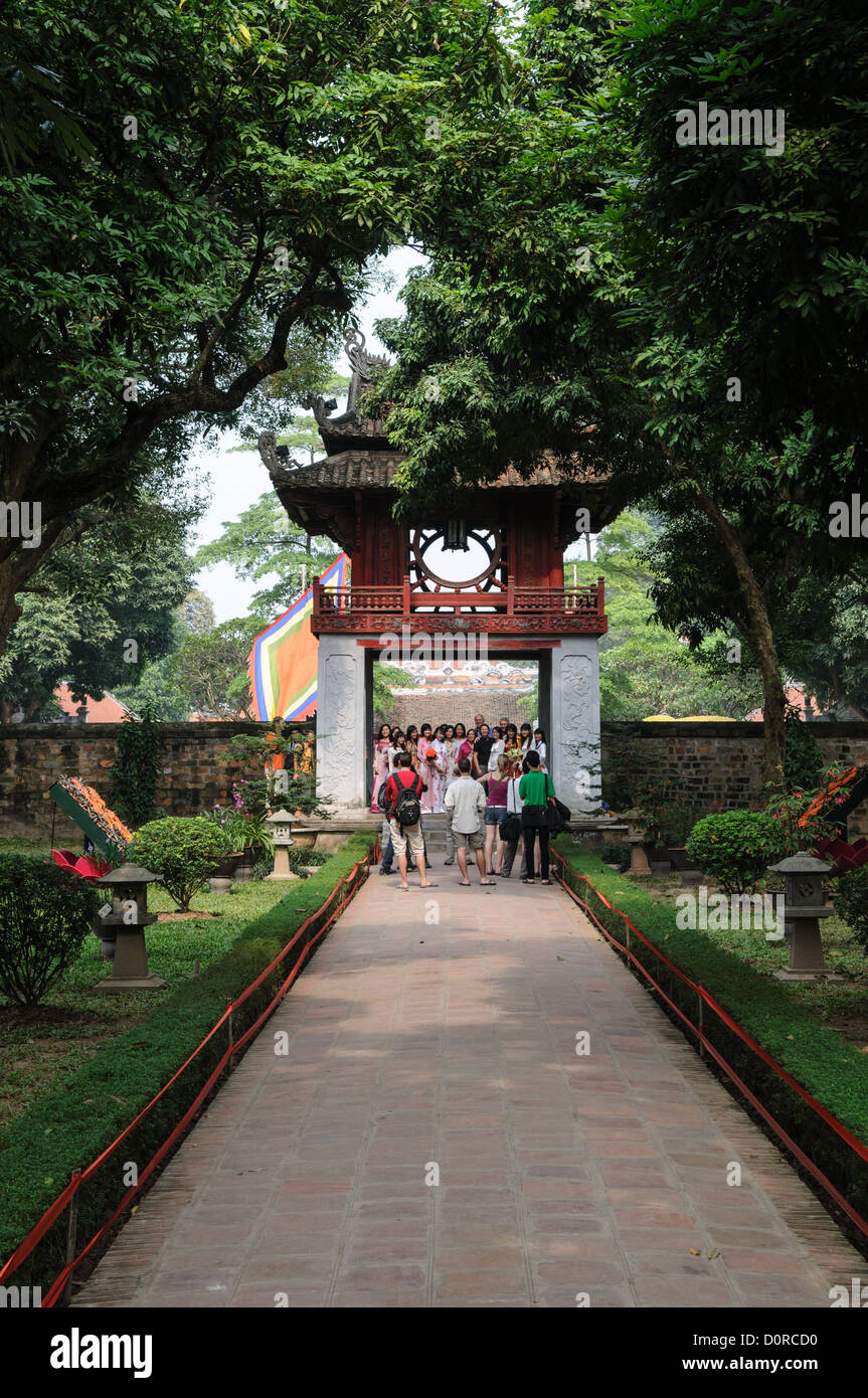 HANOI, Vietnam - il Tempio della Letteratura di Hanoi, Vietnam, è un centro di apprendimento e di borse di studio dedicato a Confucio e fondato per la prima volta nel 1070. Il tempio fu costruito nel 1070 ed è uno dei numerosi templi del Vietnam dedicati a Confucio, saggi e studiosi. Foto Stock