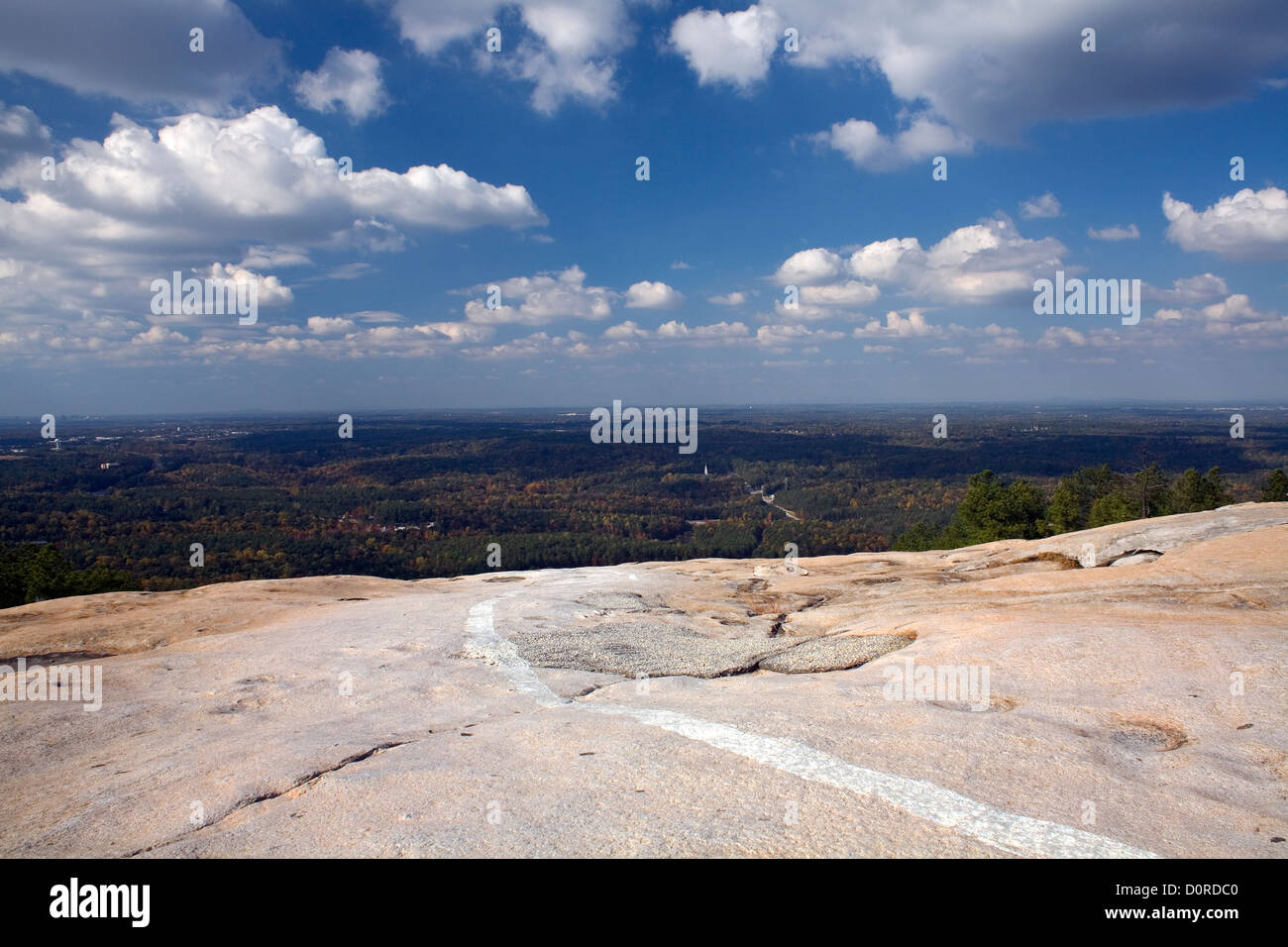 GA00171-00...GEORGIA - verniciato bianco stripe per contrassegnare il sentiero vicino alla cima della montagna di pietra vicino ad Atlanta. Foto Stock