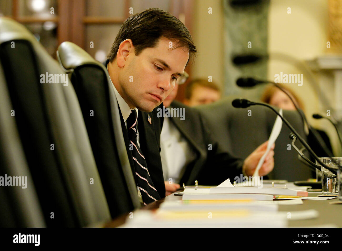 Nov. 29, 2012 - Washington, DC, Stati Uniti - Il senatore MARCO RUBIO della Florida domande i partecipanti durante il Senato a piccole e medie imprese e imprenditorialità audizione del Comitato su ''la creazione di posti di lavoro e la crescita dell'economia: proposte legislative per rafforzare l'ecosistema imprenditoriale. (Credito Immagine: © James Berglie/ZUMAPRESS.com) Foto Stock