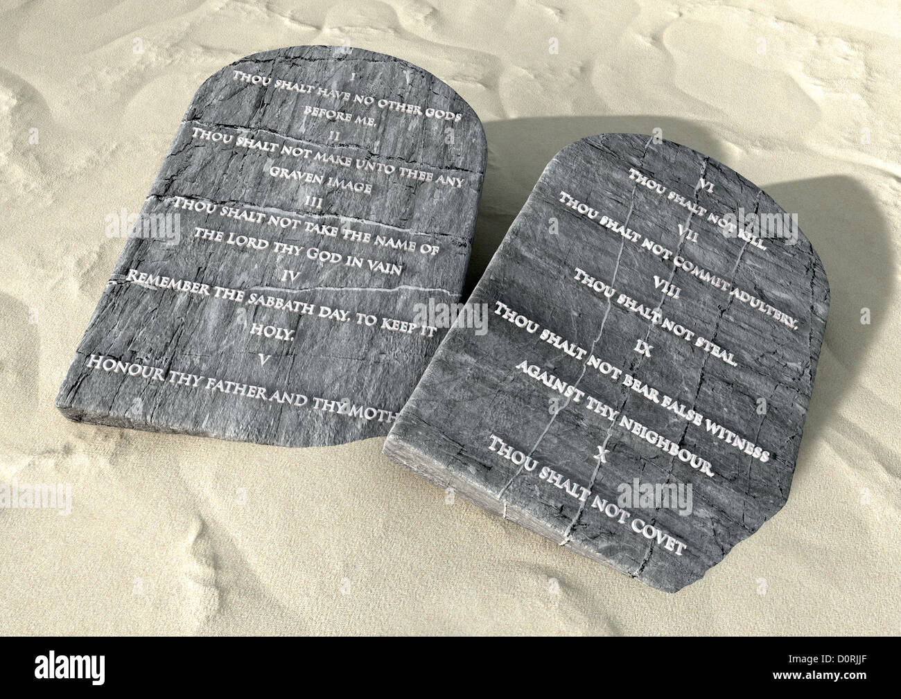 Due tavolette di pietra con i dieci comandamenti incisi su di essi giacenti su marrone sabbia del deserto Foto Stock