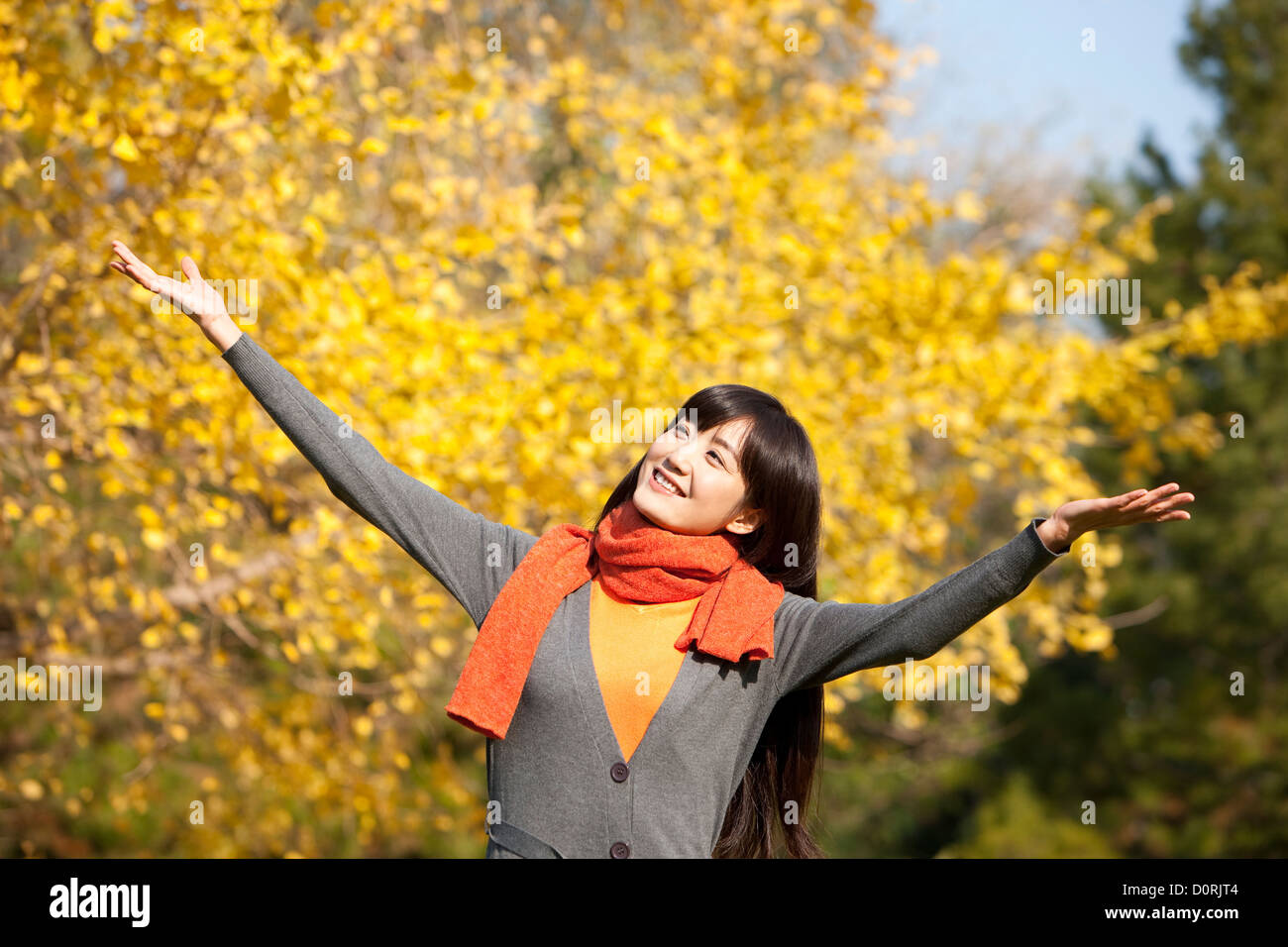 Felice giovane donna godendo i piacevoli giorni d'autunno Foto Stock