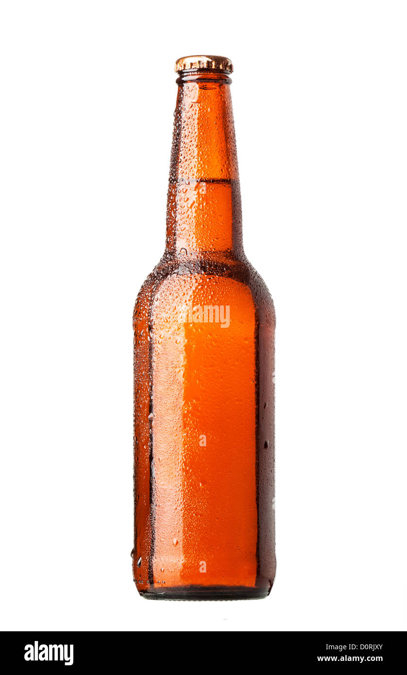Bottiglia di birra con gocce su sfondo bianco Foto Stock