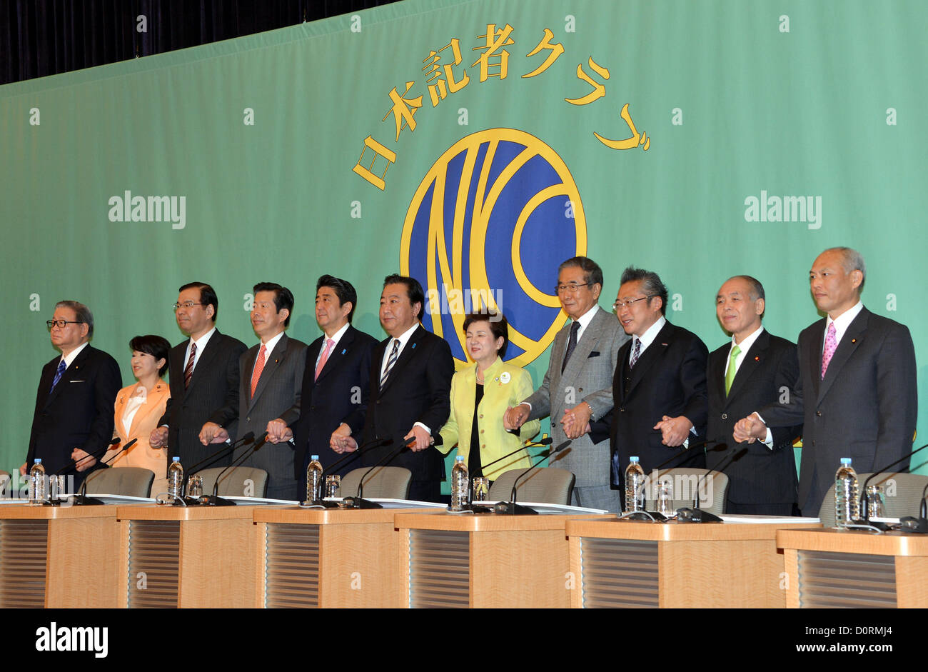 Novembre 30, 2012, Tokyo, Giappone - Undici responsabili del giapponese partiti politici agitare le mani come essi partecipare a un dibattito politico in vista di una dieta casa inferiore elezione generale presso il Japan National Press Club a Tokyo il Venerdì, 30 novembre 2012. Gli elettori giapponesi andare alle urne il 16 dicembre per la casa di elezioni dei rappresentanti. I leader sono, da sinistra: Shozaburo Jimi delle persone di nuovo partito; Mizuho Fukushima del partito Social Democratico; Takeo Shii di giapponese Partito comunista; Natsuo Yamaguchi di New Komeito; Shinzo Abe del Partito liberale democratico; Yoshihiko Noda di t Foto Stock