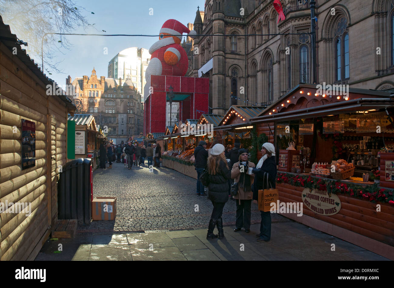 Babbo Natale al di sopra del Mercatino di Natale si spegne al di fuori del Municipio, Albert Square, Manchester, Inghilterra, Regno Unito Foto Stock