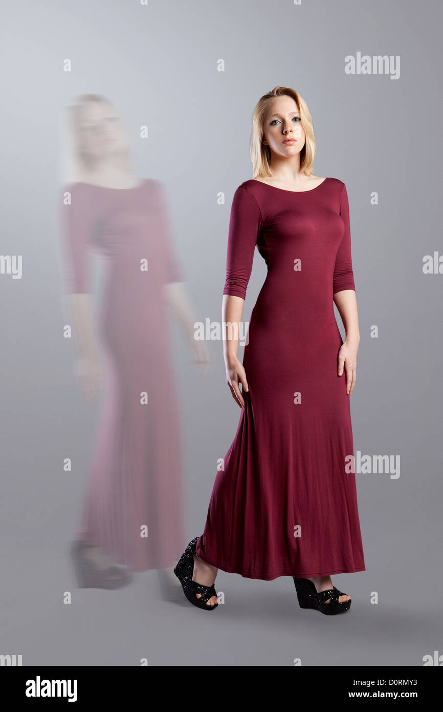 Moda colpo di un bellissimo modello in un abito rosso Foto Stock