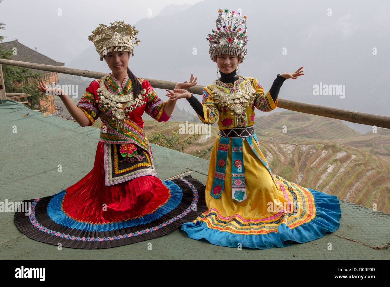 Cina Longji Guangxi, eseguire il ping di un villaggio, due ragazze in abito tradizionale Foto Stock