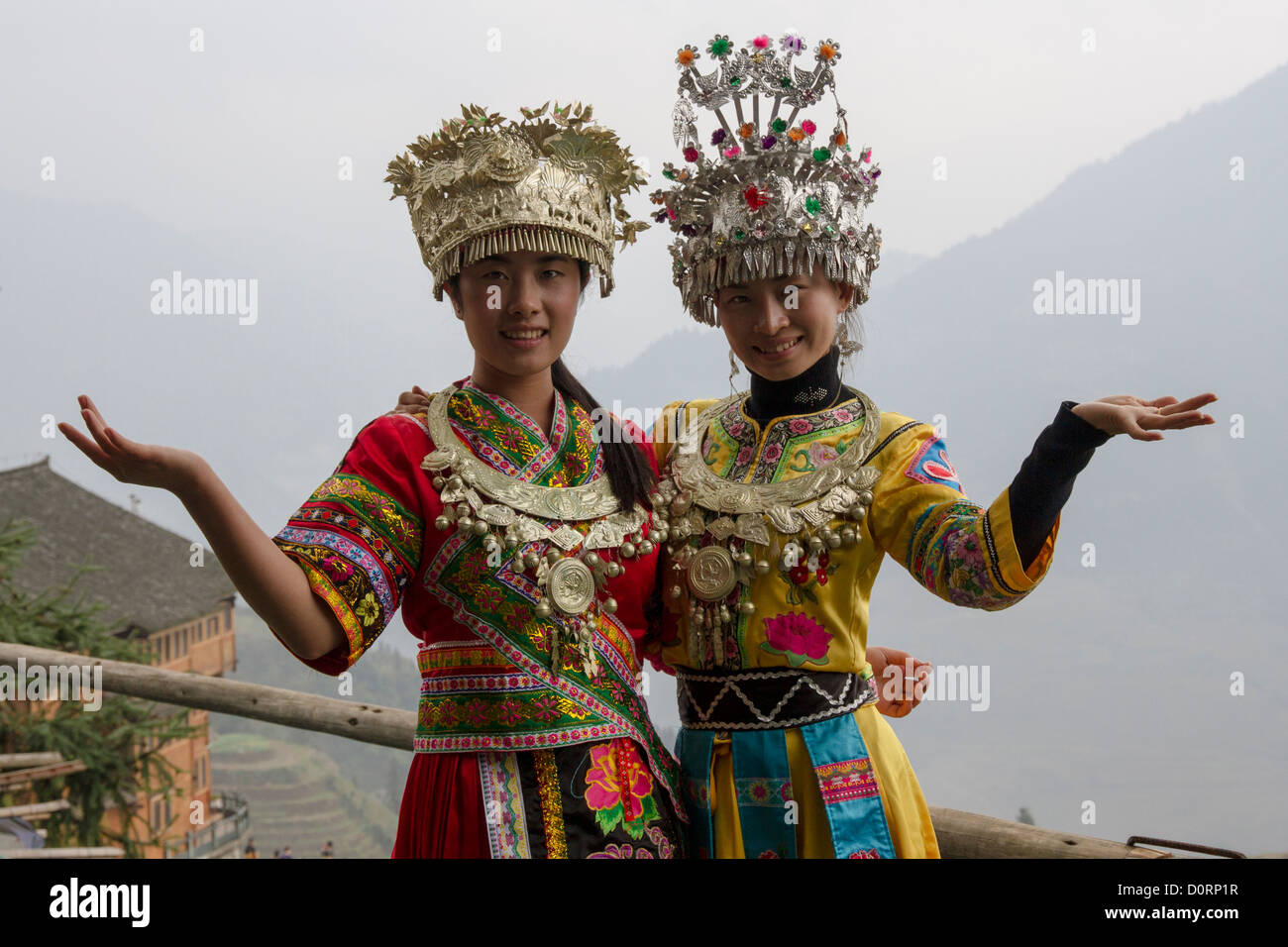 Cina Longji Guangxi, eseguire il ping di un villaggio, due ragazze in abito tradizionale Foto Stock