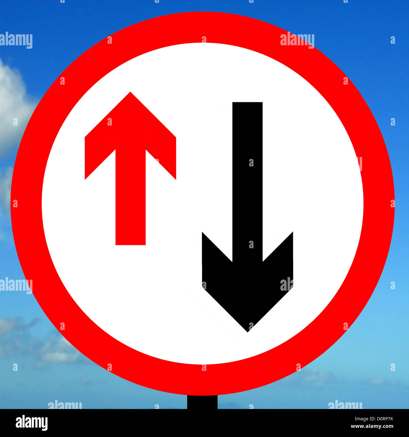 Dare la priorità ai veicoli di verso opposto segno di traffico Foto Stock