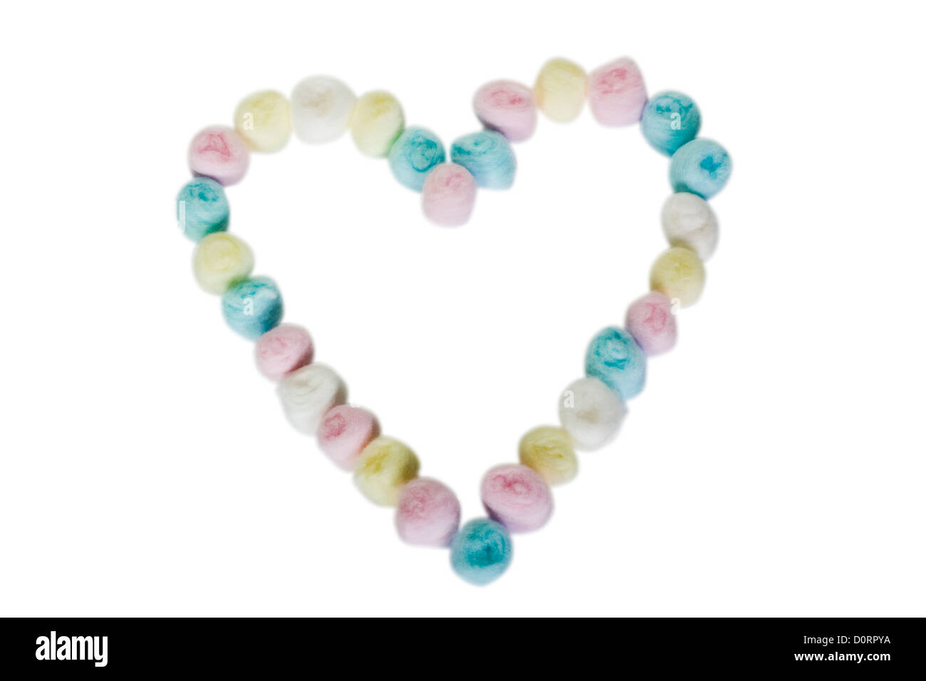Close-up di una forma di cuore fatta da colorate palline di cotone Foto Stock