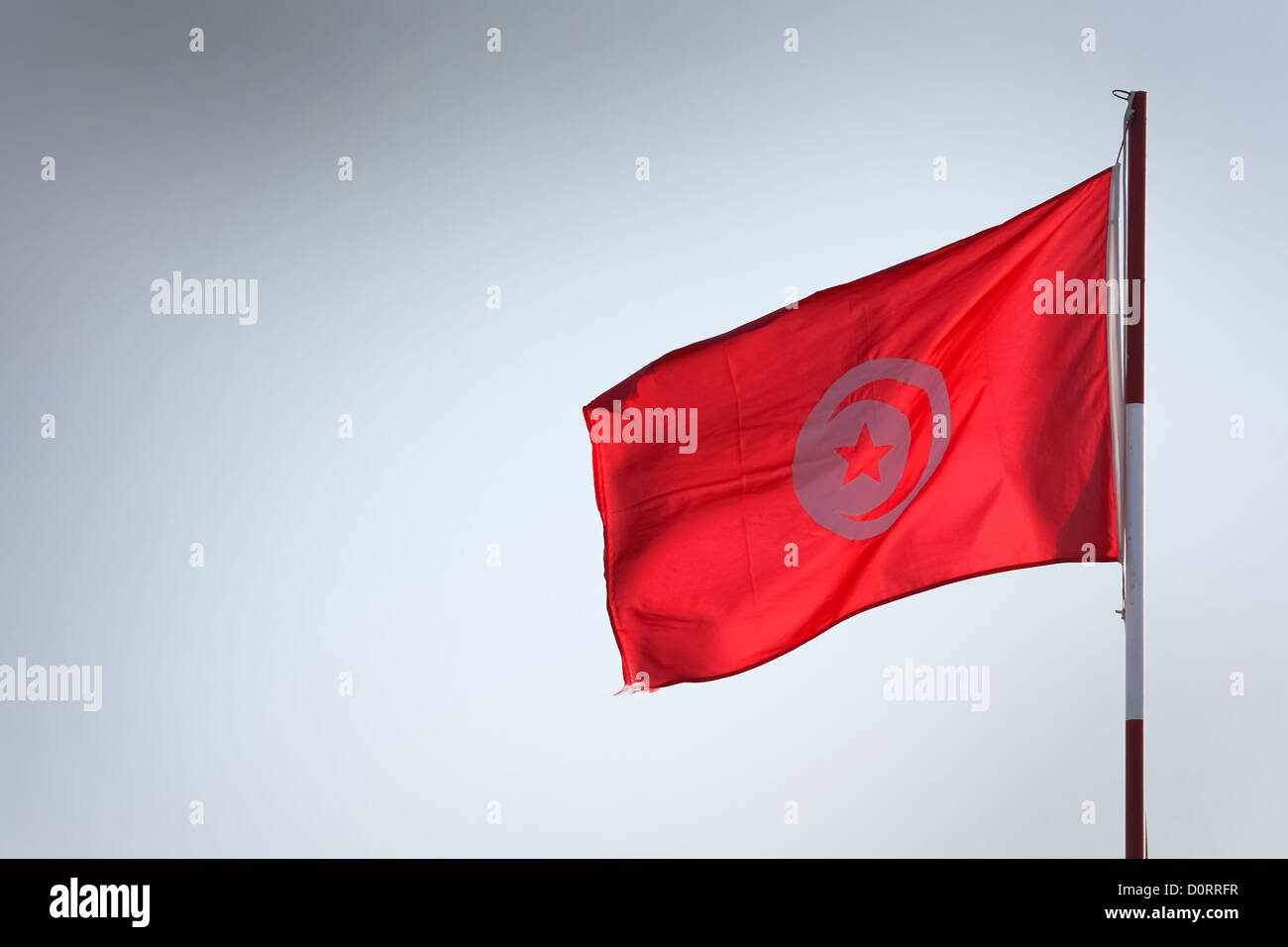 Bandiera tunisina sventolare nel vento Foto Stock