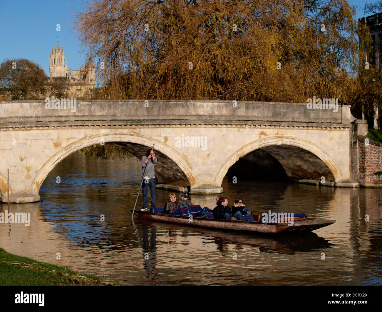 Punting lungo il dorso, fiume Cam, Cambridge, Regno Unito, novembre 2012 Foto Stock