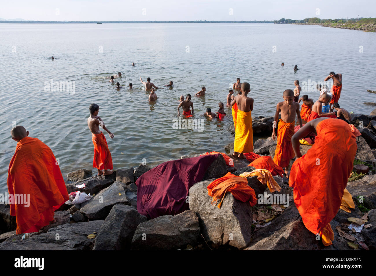 Il debuttante monaci la balneazione in Topa Wewa Lake. Polonnaruwa. Sri Lanka Foto Stock