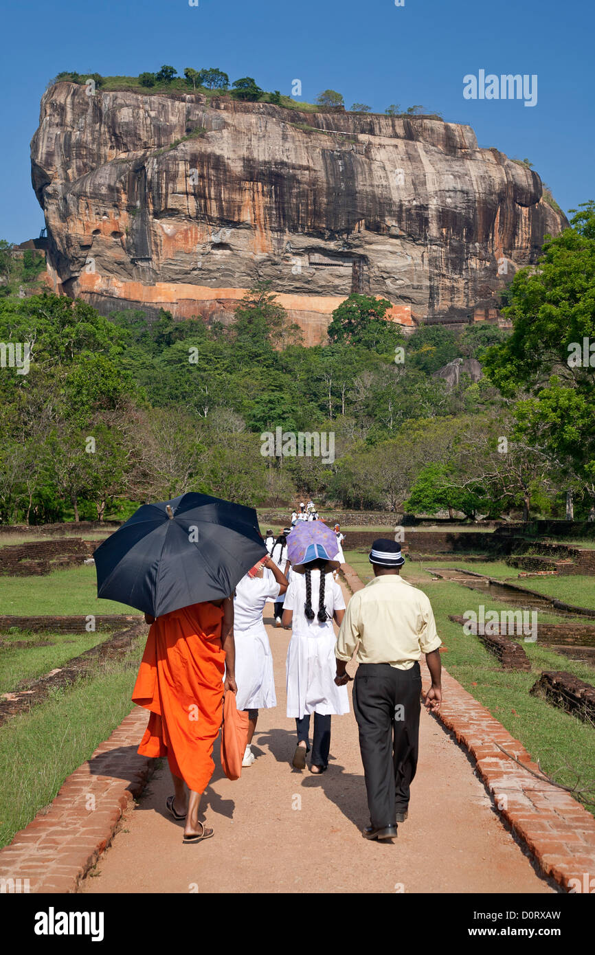 Pellegrini in visita di Sigiriya rock (Patrimonio Mondiale dell'Unesco). Sri Lanka Foto Stock