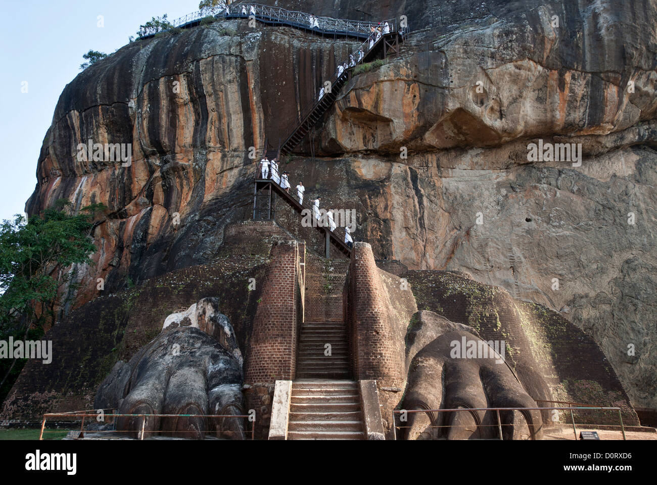 Gli studenti di discesa delle scale. La parte del leone la zampe. Roccia di Sigiriya. Sri Lanka Foto Stock