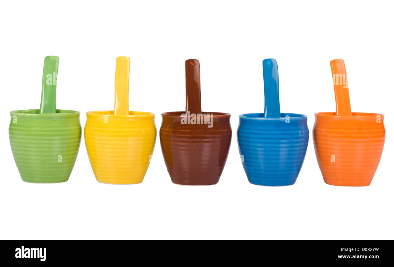 Un assortimento di contenitori in ceramica e una zuppa cucchiai Foto Stock