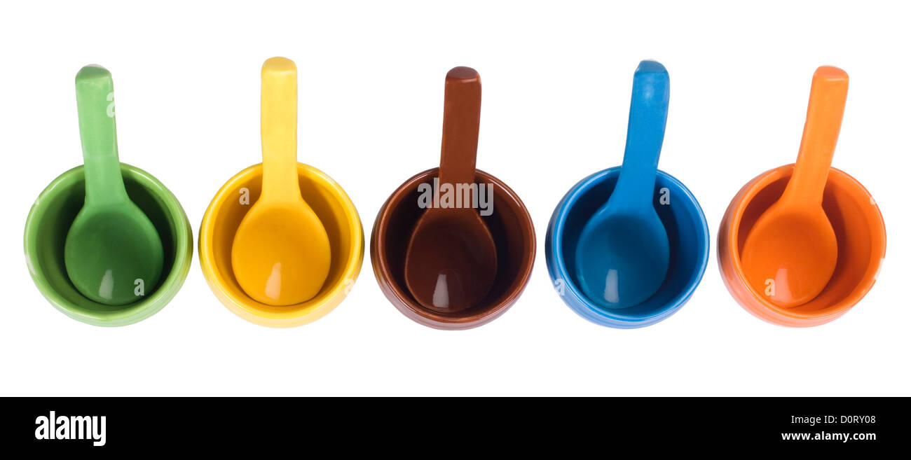 Un assortimento di contenitori in ceramica e una zuppa cucchiai Foto Stock