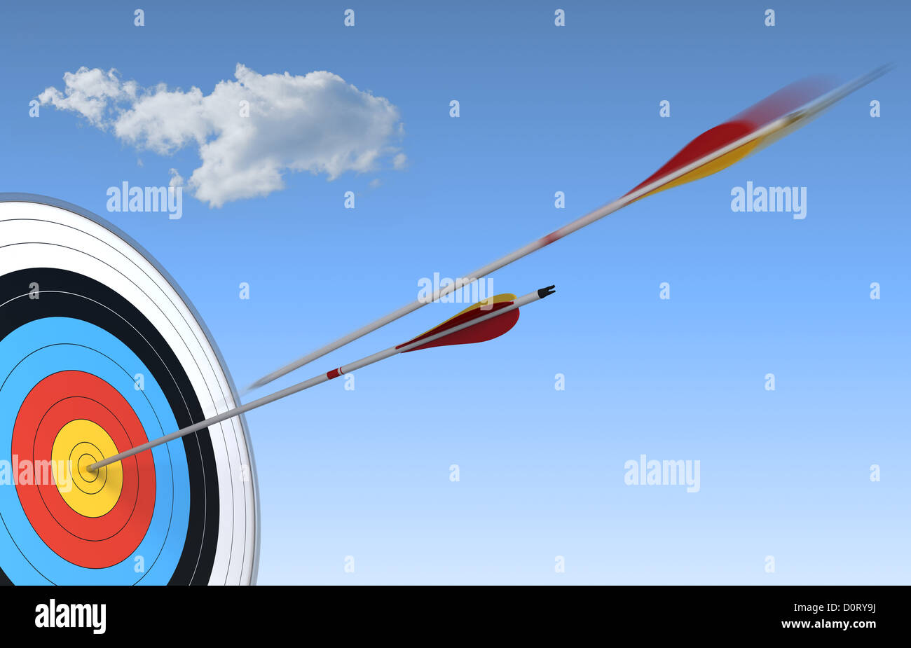 Tiro con l'arco, target e la freccia sul cielo azzurro sfondo con una freccia in azione e l'altro che raggiungere il centro Foto Stock