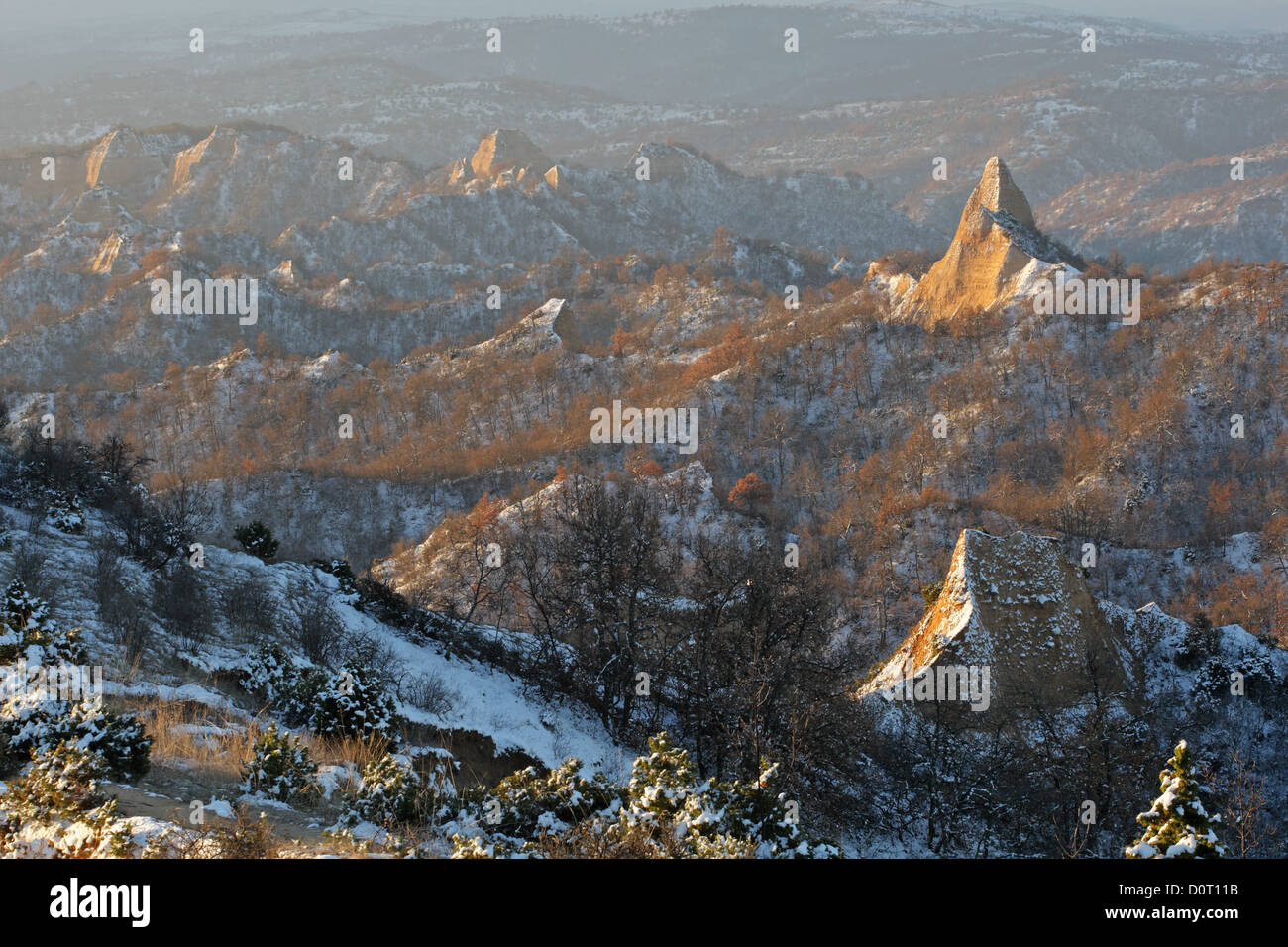 Paesaggio invernale dal fenomeno della natura piramidi di sabbia nella regione di Melnik, Bulgaria Foto Stock