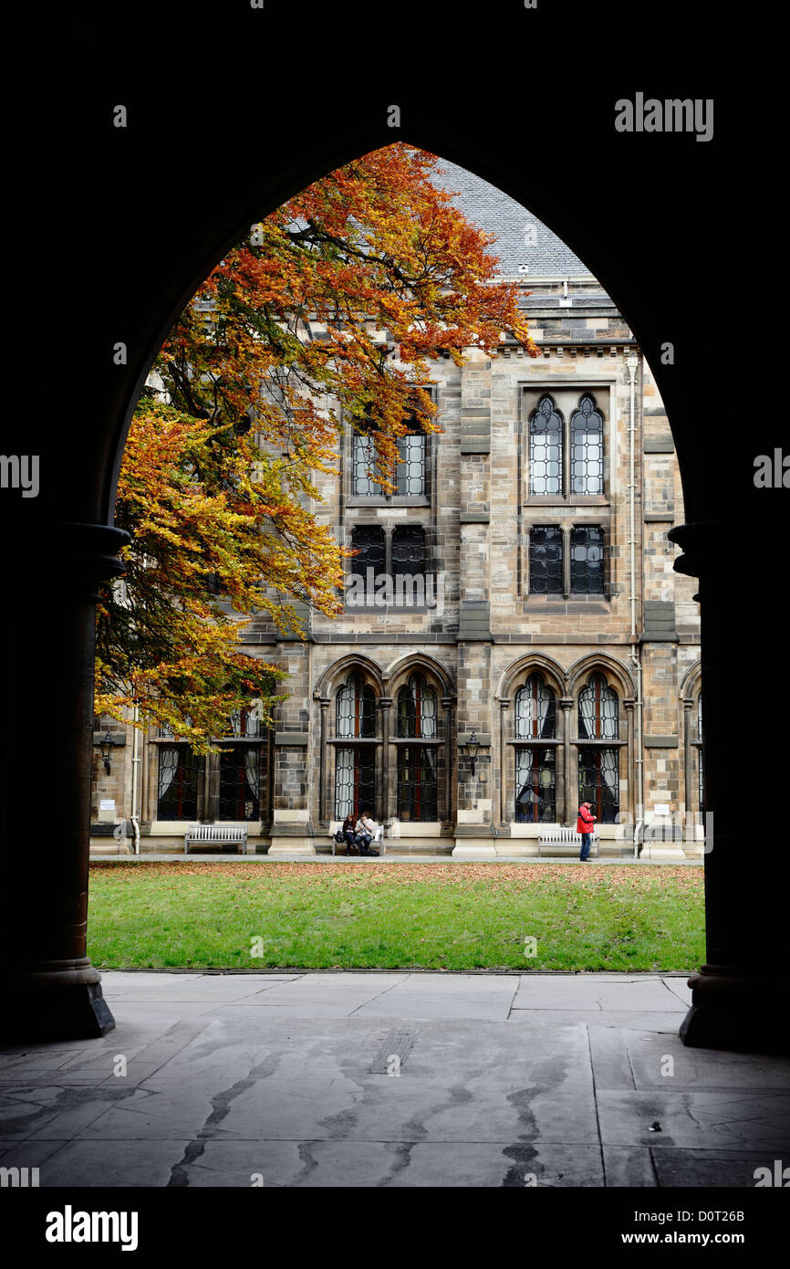 Vista attraverso un arco verso il Quadrangle Est in autunno presso il campus dell'Università di Glasgow a Gilmorehill a Glasgow, Scozia, Regno Unito Foto Stock
