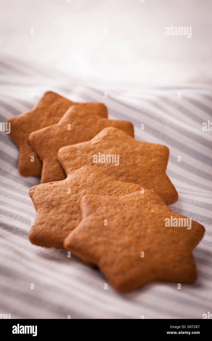 Decorative, sparse disposizione di natale con biglietto di auguri copyspace per 'Buon Natale'-testo. Pane di zenzero cookie disposti Foto Stock