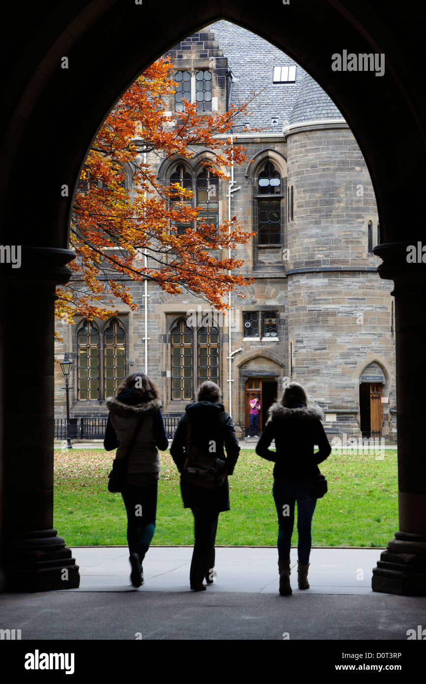 Gli studenti camminano attraverso un arco che conduce al Quadrangle Est presso il campus dell'Università di Glasgow, a Gilmorehill, Glasgow, Scozia, Regno Unito Foto Stock