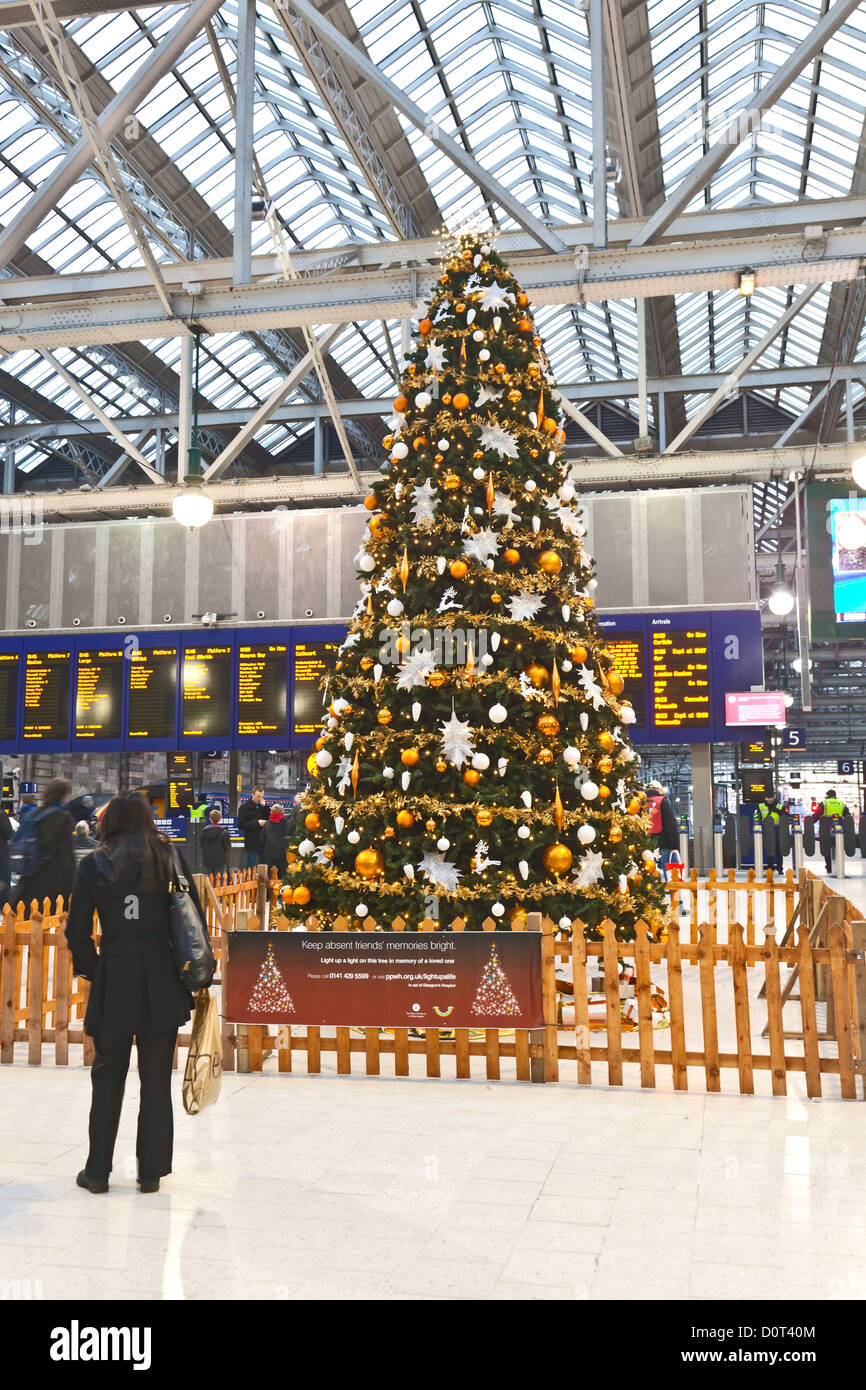 Albero di natale nella stazione centrale di Glasgow, Scotland, Regno Unito Foto Stock