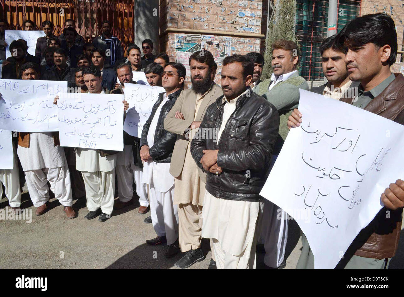 I sostenitori del Medical Association (PMA) chant slogan contro il presunto registrato fake caso sui medici durante la manifestazione di protesta a Quetta press club il Venerdì, 30 novembre 2012. Foto Stock