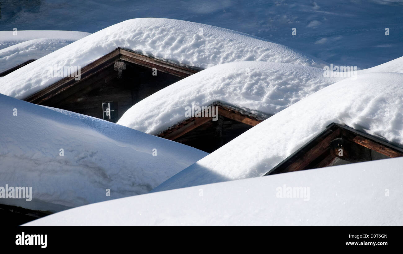 Tetto finestra villaggio gable Goms casa tetto casa in legno case in legno case case canton Vallese Niederwald Obergoms Foto Stock