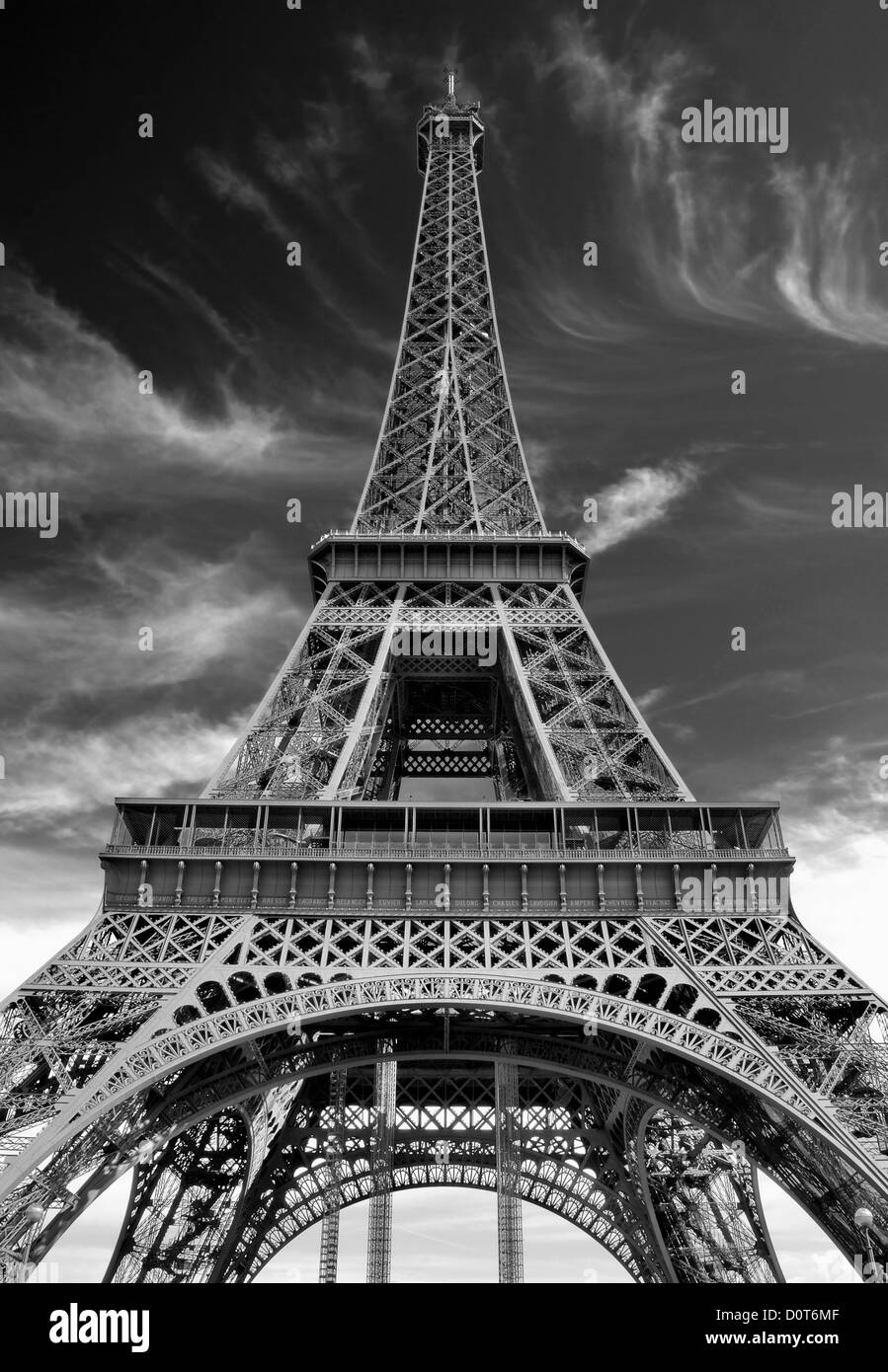 La Torre Eiffel dal basso verso l'alto. Parigi, Francia. Foto Stock