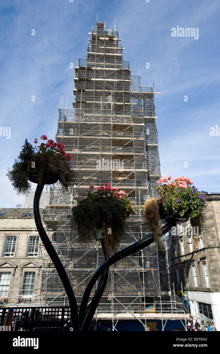 Ponteggio racchiude il 1791 Città Steeple di Inverness, Scotland, durante le riparazioni per il punto di riferimento storico. Foto Stock