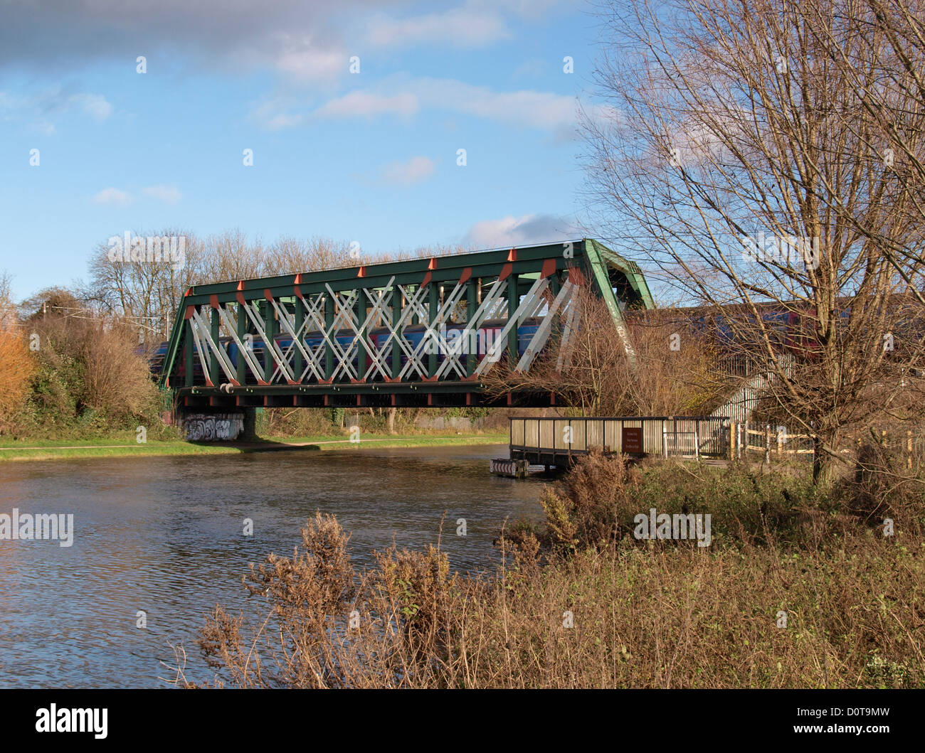 Il treno attraversa il ponte ferroviario sul fiume Cam, Cambridge, Regno Unito Foto Stock