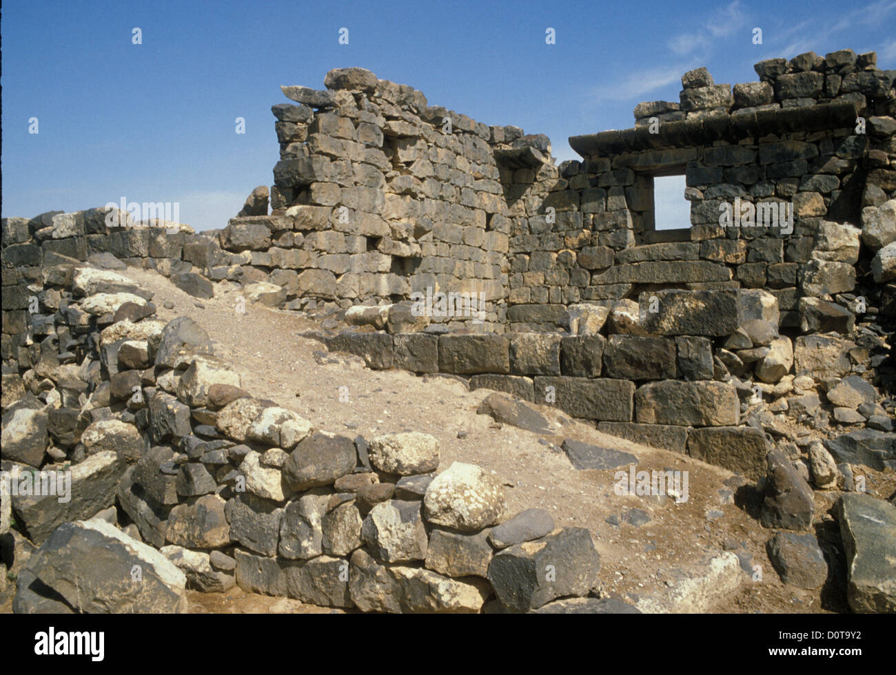 Rovine della città cristiana di Umm al-Jimal in Giordania, è stato occupato e costruito per 7-800 anni dalla metà del i secolo CE al 8 ° secolo. Foto Stock